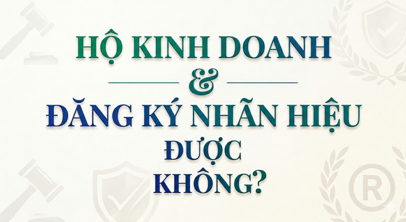 Hình ảnh thiết kế tối giản trên nền trắng với các biểu tượng mờ về pháp luật (búa công lý, biểu tượng nhãn hiệu ®). Phần chữ trung tâm sử dụng font chữ có chân hiện đại, màu xanh gradient chuyên nghiệp với nội dung: "Hộ kinh doanh có đăng ký nhãn hiệu được không?". Bố cục chữ được căn giữa, gọn gàng trong 3 dòng.